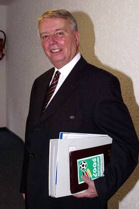 Präsident des Niedersächsischen Fußballverbandes Engelbert Nelle (Deutschland) Fußball Herren 40. Verbandstag des Niedersächsischen Fußballverbandes 2002, Niedersächsischer Fußballverband, NFV, Einzelbild Barsinghausen