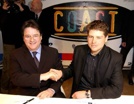 Jan Ullrich (re.) und Teameigner Günter Dahms (beide Deutschland Team Coast) Radsport Herren Straßenradsport 2003, Straße, Rad, Vertragsunterzeichnung, Pressekonferenz, PK, Pressetermin, Gruppe Essen