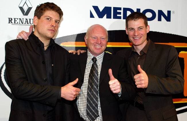 V.li.: Neuzugang Jan Ullrich (Deutschland), der Sportliche Leiter Rudy Pevenage (Belgien) und Tobias Steinhauser (Deutschland alle Team Coast) wollen die Nummer eins werden Radsport Herren Straßenradsport 2003, Straße, Rad, Pressekonferenz, PK, Pressetermin, Vertragsunterzeichnung Gruppe Essen