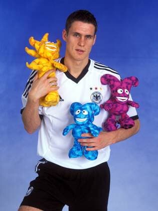Sebastian Kehl (Deutschland) mit den Maskottchen der Weltmeisterschaft 2002, v.li.: Kaz, Nik und Ato Fußball WM Herren Shooting 2002, Fotoshooting, Fototermin, Nationalmannschaft, Nationalteam Einzelbild München
