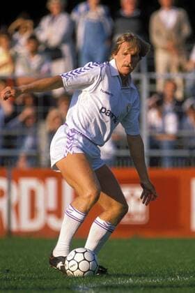 Bernd Schuster (Real) am Ball Fußball Herren Primera Division 1988 1989, 1. Spanische Liga, Real Madrid, Test, Testspiel, Einzelbild Rotterdam Dynamik,