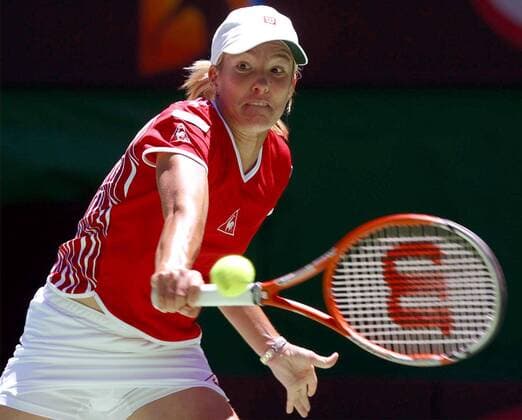 Justine Henin-Hardenne (Belgien) - Rückhand Tennis Damen Australian Open 2003, Grand Slam, WTA-Tour, Hartplatz, Hardcourt, Hartplatztennis, Hartplatzturnier Einzelbild Melbourne Dynamik,