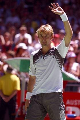 Juan Carlos Ferrero (Spanien) bedankt sich bei seinen Anhängern Tennis Herren Australian Open 2003, Grand Slam, ATP-Tour, Hartplatz, Hardcourt, Hartplatztennis, Hartplatzturnier Einzelbild Melbourne