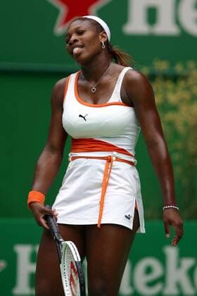 Serena Williams (USA) streckt erschöpft die Zunge raus Tennis Damen Australian Open 2003, Grand Slam, WTA-Tour, Hartplatz, Hardcourt, Hartplatztennis, Hartplatzturnier Einzelbild Melbourne Erschöpfung,