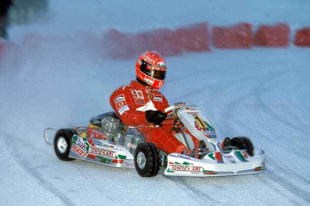 Michael Schumacher (Deutschland Ferrari) in seinem Kartwagen auf der eisigen Fläche Motorsport Herren Ferrari Skiwoche 2003, Formel 1, F1, Winter, Ausflug, IceKart, Ice-Kart, Eis, Go-Kart, GoKart, Einzelbild Madonna di Campiglio Dynamik,
