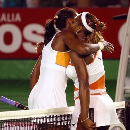 Venus Williams (li.) umarmt nach dem Finale ihre siegreiche Schwester Serena (beide USA) Tennis Damen Australian Open 2003, Grand Slam, WTA-Tour, Endspiel, Hartplatz, Hardcourt, Hartplatztennis, Gruppe Melbourne