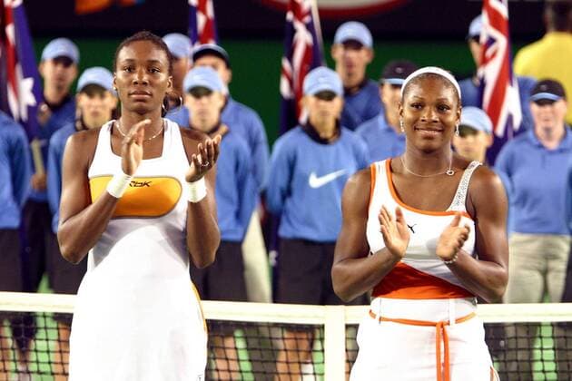 Serena Williams (re.) und ihre Schwester Venus (beide USA) nach dem Finale der Australian Open Tennis Damen Australian Open 2003, Grand Slam, WTA-Tour, Endspiel, Hartplatz, Hardcourt, Hartplatztennis, Gruppe Melbourne