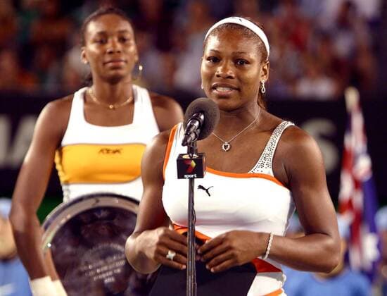 Serena Williams (vorn) hält nach dem Sieg der Australian Open ihre Dankesrede, dahinter ihre Schwester Venus (beide USA) Tennis Damen Australian Open 2003, Grand Slam, WTA-Tour, Endspiel, Finale, Hartplatz, Hardcourt, Hartplatztennis, Gruppe Melbourne