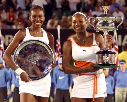 Serena Williams (re.) und ihre Schwester Venus (beide USA) präsentieren ihre Trophäen Tennis Damen Australian Open 2003, Grand Slam, WTA-Tour, Endspiel, Finale, Hartplatz, Hardcourt, Hartplatztennis, Gruppe Melbourne Freude,