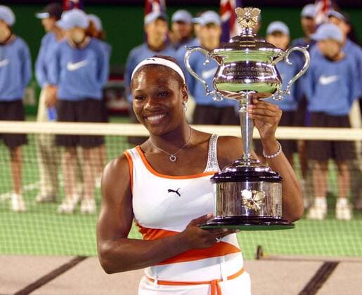 Serena Williams (USA) präsentiert ihren Pokal Tennis Damen Australian Open 2003, Grand Slam, WTA-Tour, Endspiel, Finale, Hartplatz, Hardcourt, Hartplatztennis, Einzelbild Melbourne Freude,