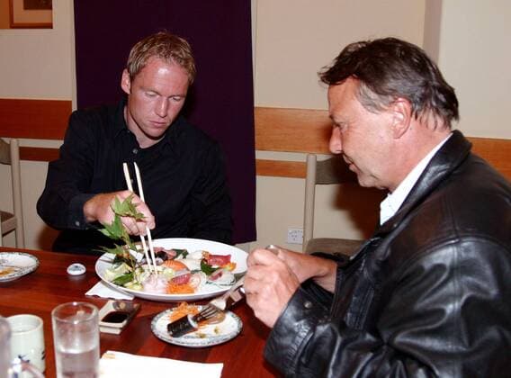 Rainer Schüttler (li.) und sein Trainer Dirk Hordoff (beide Deutschland) in einem Sushi-Restaurant Tennis Herren Australian Open 2003, Grand Slam, ATP-Tour, Vdig, Kleidung, Outfit, privat, Reiner Gruppe Melbourne