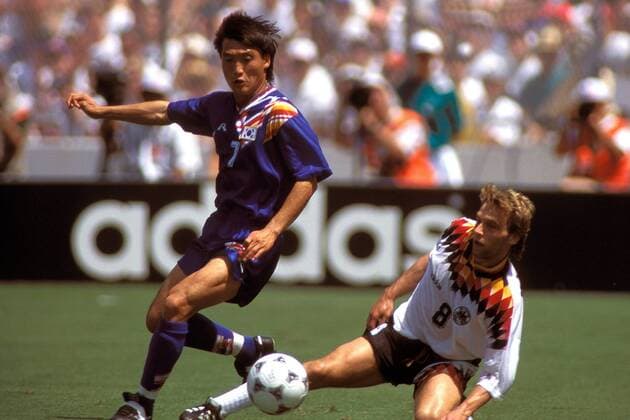 Shin Hong Gi (li., Südkorea) gegen Thomas Häßler (Deutschland) Fußball WM Herren Weltmeisterschaft 1994, Länderspiel, Gruppenspiel, Gruppe C, Nationalmannschaft, Nationalteam, Gruppe Dallas Dynamik,