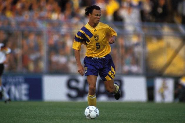 Joachim Björklund (Schweden) am Ball Fußball EM Herren Europameisterschaft 1992, Länderspiel, Halbfinale, Nationalmannschaft, Nationalteam, Nationaltrikot Einzelbild Stockholm Dynamik,