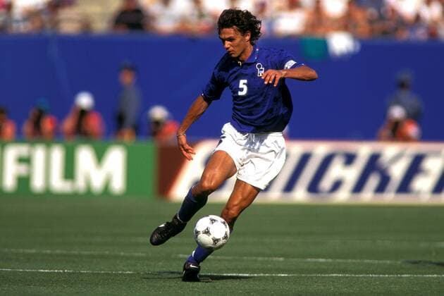 Paolo Maldini (Italien) am Ball Fußball WM Herren Weltmeisterschaft 1994, Länderspiel, Gruppenspiel, Gruppe E, Nationalmannschaft, Nationalteam Einzelbild New York New Jersey Dynamik,