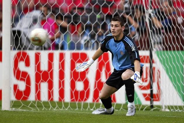 Torwart Iker Casillas (Spanien) fixiert den Ball Fußball WM Herren Weltmeisterschaft 2002, Länderspiel, Viertelfinale, Nationalmannschaft, Nationalteam, Nationaltríkot Einzelbild Gwangju Konzentration,