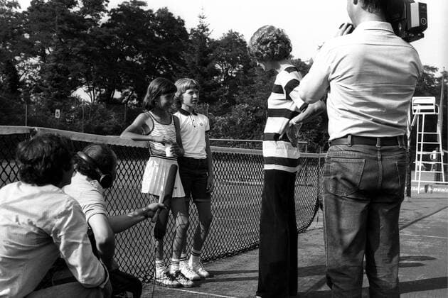 Steffi Graf (Mitte re.) und Isabel Cueto (Mitte li.) im WDR-Interview am Rande des Jüngstenturniers 1980 in Brühl Tennis Damen 3. Europäisches Jüngstenturnier 1980, Jugendturnier, Jugendtennis, Nachwuchstennis Gruppe Brühl, Kind, Kinder, Kindertennis, Kindersport