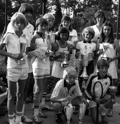 Jüngstenturnier 1980, h.v.l.: Ulrich Kraft, Udo Riglewski, Christian Guhl, Boris Becker, Isabel Cueto, Cornelia Lechner, Steffi Graf, Regina Walter, Brigitte Herget (alle Deutschland); vorn v.l.: Peter Flintsö (Dänemark), Dirk Leppen (Deutschland) - Tennis 3. Europäisches Jüngstenturnier 1980, Jugendturnier, Jugendtennis, Nachwuchstennis Totale Brühl, Kind, Kinder, Kindertennis, Kindersport