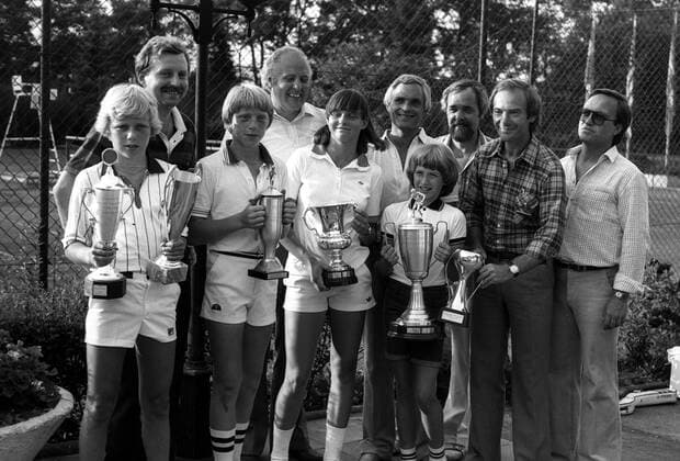 Sieger des Jüngstenturniers 1980, vorn v.li.: Peter Flintsö (Dänemark), Boris Becker, Cornelia Lechner und Steffi Graf (alle Deutschland) Tennis 3. Europäisches Jüngstenturnier 1980, Jugendturnier, Jugendtennis, Nachwuchstennis Gruppe Brühl, Kind, Kinder, Kindertennis, Kindersport