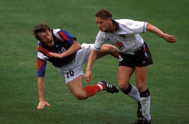 Luis Fernandez (li., Frankreich) gegen David Batty (England) Fußball EM Herren Europameisterschaft 1992, Länderspiel, Gruppenspiel, Gruppe 1, Nationalmannschaft, Nationalteam Gruppe Malmö Dynamik,