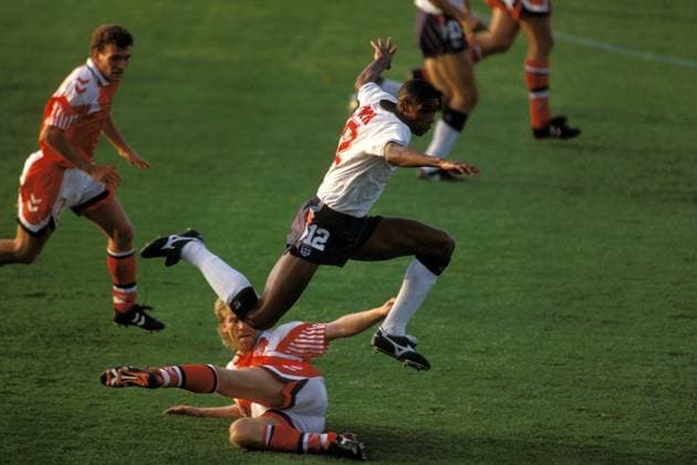 Carlton Palmer (re., England) wird von Henrik Andersen (Dänemark) hart angegangen Fußball EM Herren Europameisterschaft 1992, Länderspiel, Gruppenspiel, Gruppe 1, Nationalmannschaft, Nationalteam Gruppe Malmö Dynamik, Kampf,