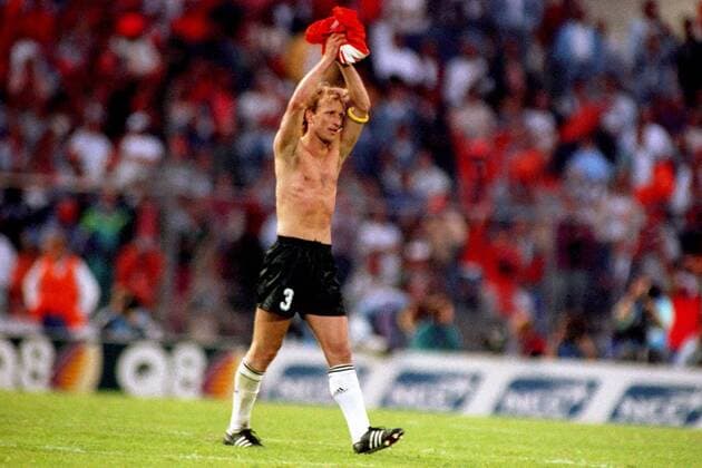 Andreas Brehme (Deutschland) bedankt sich bei den Zuschauern Fußball EM Herren Europameisterschaft 1992, Länderspiel, Gruppenspiel, Gruppe 2, Nationalmannschaft, Nationalteam Einzelbild Göteborg