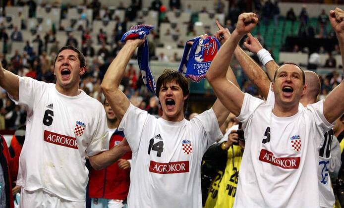 Schlussjubel Kroatien v. li.: Blazenko Lackovic, Tonci Valcic und Bozidar Jovic Handball WM Herren Weltmeisterschaft 2003, Länderspiel, Halbfinale, Nationalmannschaft, Nationalteam, Nationaltrikot, Gruppe Lissabon Freude, Begeisterung