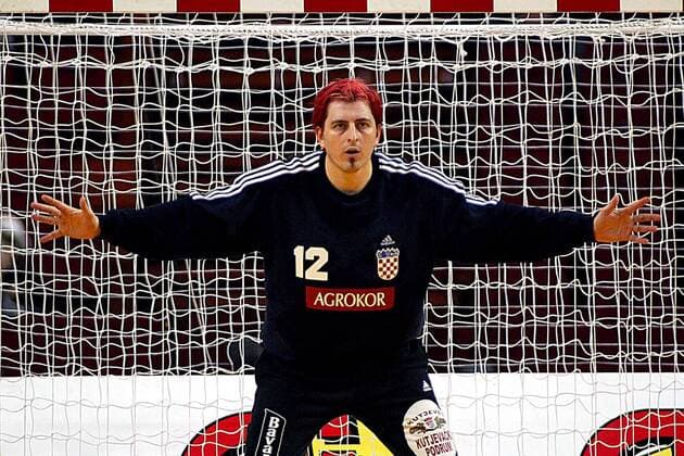Torwart Vlado Sola (Kroatien) konzentriert Handball WM Herren Weltmeisterschaft 2003, Länderspiel, Halbfinale, Nationalmannschaft, Nationalteam, Nationaltrikot, Einzelbild Lissabon Konzentration,