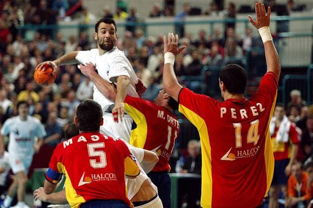 Ivano Balic (Kroatien) - Sprungwurf gegen die spanische Abwehr Handball WM Herren Weltmeisterschaft 2003, Länderspiel, Halbfinale, Nationalmannschaft, Nationalteam, Nationaltrikot, Gruppe Lissabon Dynamik,