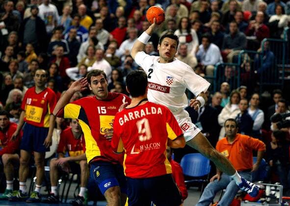 Niksa Kaleb (Kroatien, re.) - Sprungwurf gegen Garralda und Manuel Colon (beide Spanien) Handball WM Herren Weltmeisterschaft 2003, Länderspiel, Halbfinale, Nationalmannschaft, Nationalteam, Nationaltrikot, Gruppe Lissabon Dynamik,