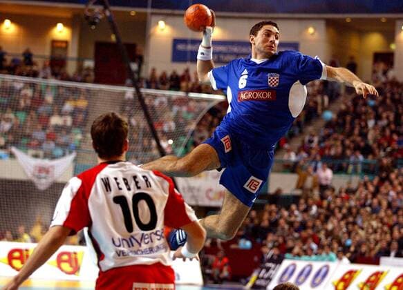 Blazenko Lackovic (re., Kroatien) zieht ab, Steffen Weber (Deutschland) kann nur zusehen Handball WM Herren Weltmeisterschaft 2003, Länderspiel, Finale, Endspiel, Nationalmannschaft, Nationalteam Gruppe Lissabon Dynamik, Höhe,