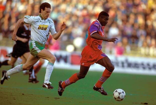 Adolfo Valencia (re., Bayern) eilt Rune Bratseth (Bremen) davon Fußball 1. BL Herren Saison 1993 1994, FC Bayern München - SV Werder Bremen 2:0 Gruppe München Dynamik,