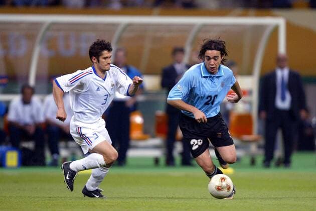 Alvaro Recoba (Uruguay, re.) gegen Bixente Lizarazu (Frankreich) Fußball WM Herren Weltmeisterschaft 2002, Länderspiel, Gruppenspiel, Gruppe A, Nationalmannschaft, Nationalteam, Gruppe Busan Dynamik,  