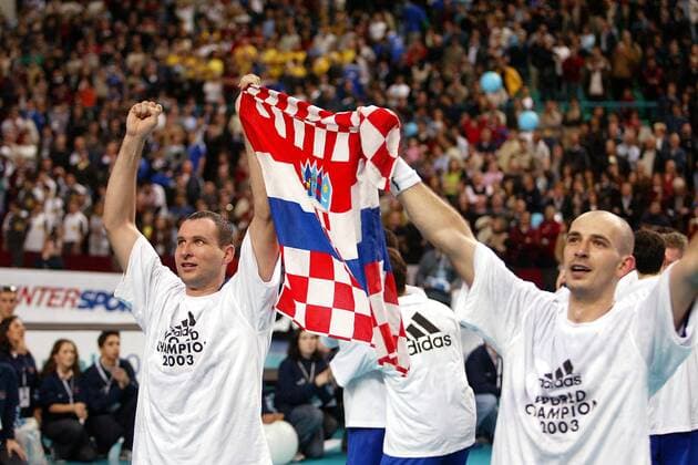 Bozidar Jovic (li.) und Davor Dominikovic - Jubel mit der kroatischen Nationalfahne Handball WM Herren Weltmeisterschaft 2003, Länderspiel, Finale, Endspiel, Nationalmannschaft, Nationalteam, Fahne Gruppe Lissabon Glück Freude, Begeisterung  