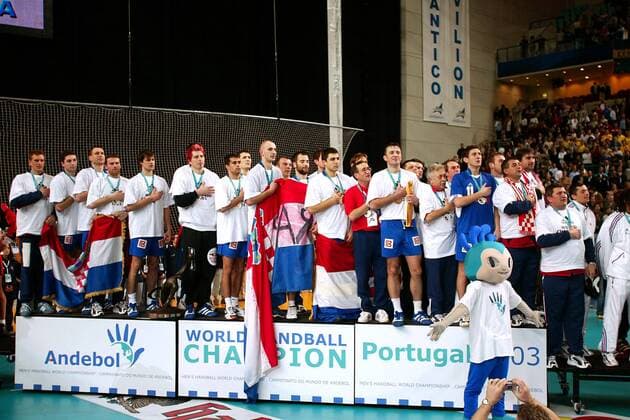 Weltmeister Kroatien bei der Siegerehrung Handball WM Herren Weltmeisterschaft 2003, Länderspiel, Finale, Endspiel, Nationalmannschaft, Nationalteam Totale Lissabon  