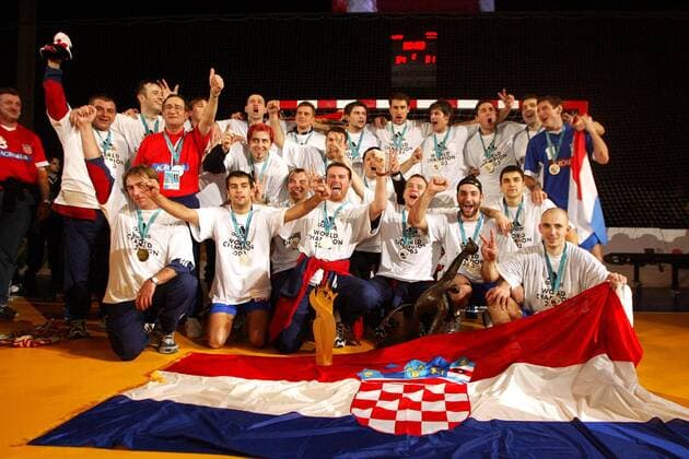 Mannschaftsfoto Weltmeister Kroatien: u.a. Mario Kelentric, Niksa Kaleb, Renato Sulic, Ivano Balic, Bozidar Jovic, Blazenko Lackovic, Vedran Zrnic, Igor Vori, Davor Dominikovic, Mirza Dzomba, Torwart Vlado Sola, Tonci Valcic, Slavko Goluza... Handball WM Herren Weltmeisterschaft 2003, Finale, Endspiel, Länderspiel, Nationalteam, Nationalmannschaft Totale Lissabon