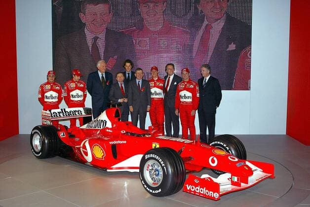 V.li.: die Testfahrer Felipe Massa (Brasilien) und Luca Badoer, Fiat-Präsident Paolo Fresco (beide Italien), Ferrari-Teamchef Jean Todt (Frankreich), Fiat Vorstandsmitglied John Philip Elkann (Italien), Fiat-Vorstandsvorsitzender Alessandro Barberis... Motorsport Grand Prix Herren Formel 1 Weltmeisterschaft 2003, F1, F, GP, WM, Vorstellung, Präsentation, Funktionär, Funktionäre Totale Automobilindustrie, Industrie Maranello