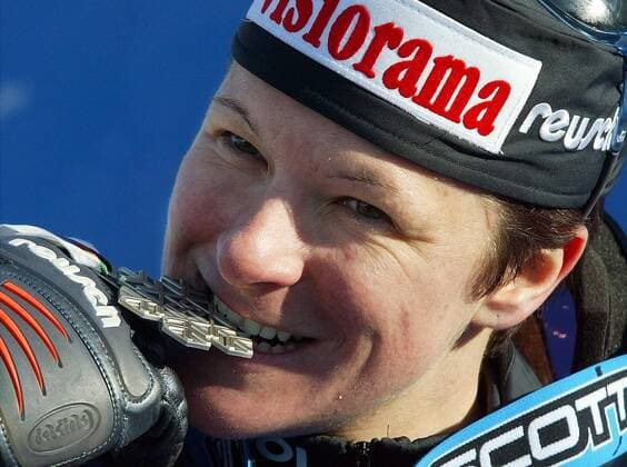 Corinne Rey Bellet (Schweiz) mit ihrer Silbermedaille Alpiner Skilauf WM Damen Weltmeisterschaft 2003, Ski Alpin, Skisport, Abfahrt, Vdig Einzelbild St. Moritz Freude,