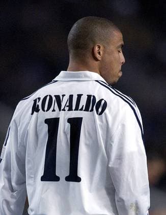 Ronaldo (Real) Fußball Herren Primera Division 2002 2003, 1. Spanische Liga, Barcelona - CF Real Madrid 2:2 Einzelbild Barcelona