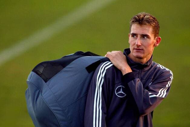 Miroslav Klose (Deutschland) nachdenklich Fußball Herren Nationalmannschaftstraining 2003, Nationalmannschaft, Nationalteam, Training, Einzelbild Palma de Mallorca Nachdenklichkeit,