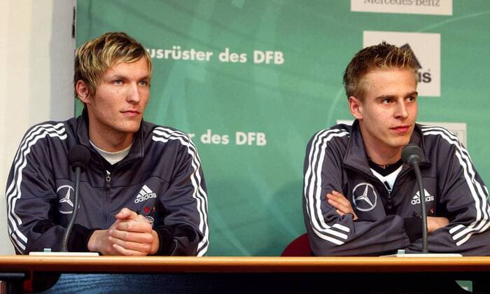 Benjamin Lauth (li.) und Tobias Rau (beide Deutschland) auf ihrer ersten offiziellen Pressekonferenz der Nationalmannschaft Fußball Herren Nationalmannschaft 2003, Pressekonferenz, PK, Pressetermin, Nationalteam, Vdig Gruppe Palma de Mallorca