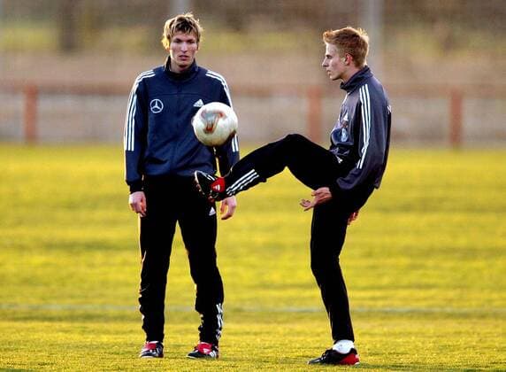 Tobias Rau (vorn) am Ball, hinten: Benjamin Lauth (beide Deutschland) Fußball Herren Nationalmannschaftstraining 2003, Nationalmannschaft, Nationalteam, Training, Vdig Gruppe Palma de Mallorca