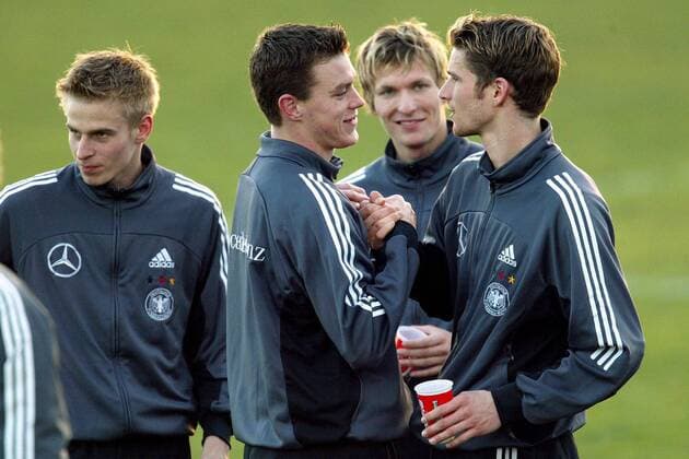V.li.: Tobias Rau, Hanno Balitsch, Benjamin Lauth und Arne Friedrich (alle Deutschland) - die Jungen unter sich Fußball Herren Nationalmannschaftstraining 2003, Nationalmannschaft, Nationalteam, Training, Vdig Gruppe Palma de Mallorca Harmonie, Kameradschaft,