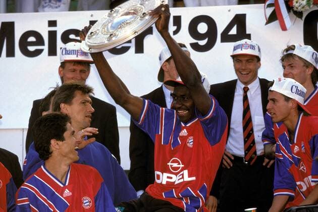 Adolfo Valencia (Mitte) präsentiert die Meisterschale umgeben von Jorginho (li.) Co-Trainer Klaus Augenthaler (2.v.li.) und Mehmet Scholl (alle Bayern) Fußball 1. BL Herren Saison 1993 1994, FC Bayern München, Deutscher Meister, Deutsche Meisterschaft Gruppe München Glück, Begeisterung, Freude,