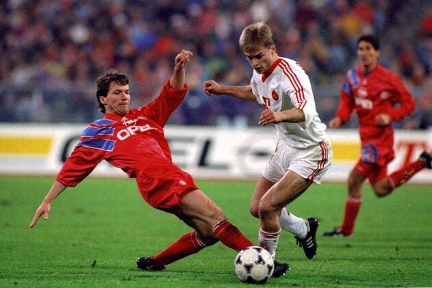 Lothar Matthäus (li., Bayern) gegen Christian Wück (Nürnberg) Fußball 1. BL Herren Saison 1992 1993, FC Bayern München - 1. FC Nürnberg 1:0 Gruppe München Dynamik,