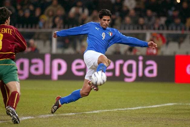 Bernardo Corradi (Italien) zieht ab Fußball Länderspiel Herren Länderspiel 2003, Freundschaftsspiel, Nationalmannschaft, Nationalteam, Nationaltrikot Einzelbild Genua, Italien - Portugal 1:0 Dynamik,