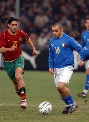 Fabrizio Miccoli (Italien) vor Manuel Rui Costa (Portugal) Fußball Länderspiel Herren Länderspiel 2003, Freundschaftsspiel, Nationalmannschaft, Nationalteam, Nationaltrikot Gruppe Genua, Italien - Portugal 1:0 Dynamik,