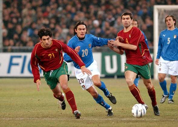 Filippo Inzaghi (Italien, Mitte) gegen Pauleta (re.) und Luis Loureiro (beide Portugal) Fußball Länderspiel Herren Länderspiel 2003, Freundschaftsspiel, Nationalmannschaft, Nationalteam, Nationaltrikot Gruppe Genua, Italien - Portugal 1:0 Dynamik,
