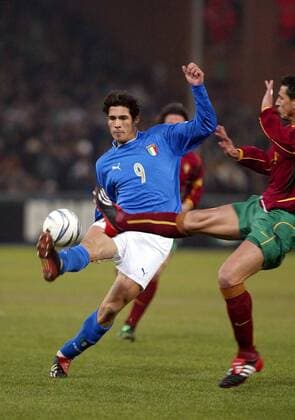 Bernardo Corradi (Italien) am Ball Fußball Länderspiel Herren Länderspiel 2003, Freundschaftsspiel, Nationalmannschaft, Nationalteam, Nationaltrikot Gruppe Genua, Italien - Portugal 1:0 Dynamik,