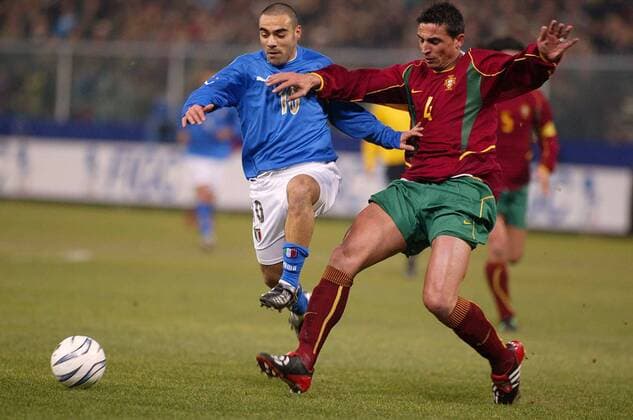 Fabrizio Miccoli (Italien, li.) gegen Fernando Meira (Portugal) Fußball Länderspiel Herren Länderspiel 2003, Freundschaftsspiel, Nationalmannschaft, Nationalteam, Nationaltrikot Gruppe Genua, Italien - Portugal 1:0 Dynamik, Kampf,