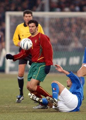 Luis Figo (Portugal) setzt sich durch Fußball Länderspiel Herren Länderspiel 2003, Freundschaftsspiel, Nationalmannschaft, Nationalteam, Nationaltrikot Gruppe Genua, Italien - Portugal 1:0 Dynamik, Überlegenheit,